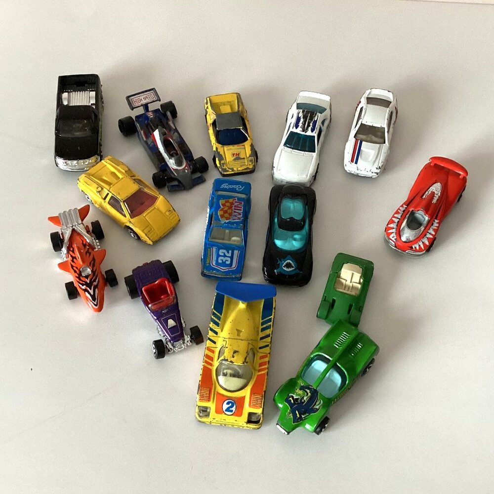 A Lot / Bundle of 14 Assortment of Small Toy Cars Racing Cars Collectables